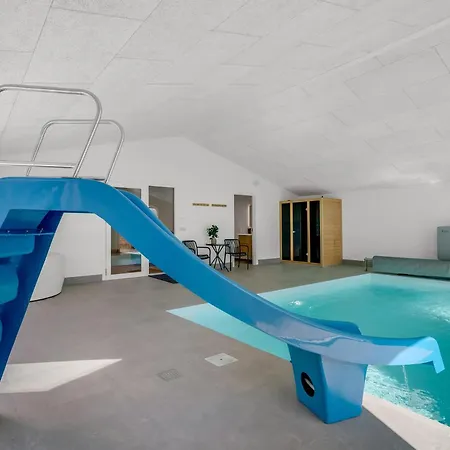 Luxury Pool House For 20 People With Activity And 6-person Outdoor 度假居