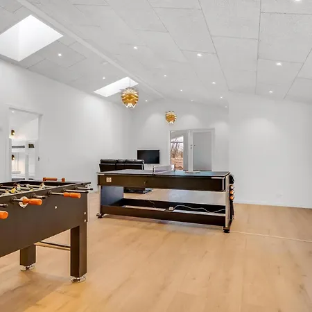 Luxury Pool House For 20 People With Activity And 6-person Outdoor