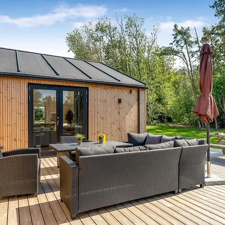 Luxury Pool House For 20 People With Activity And 6-person Outdoor *